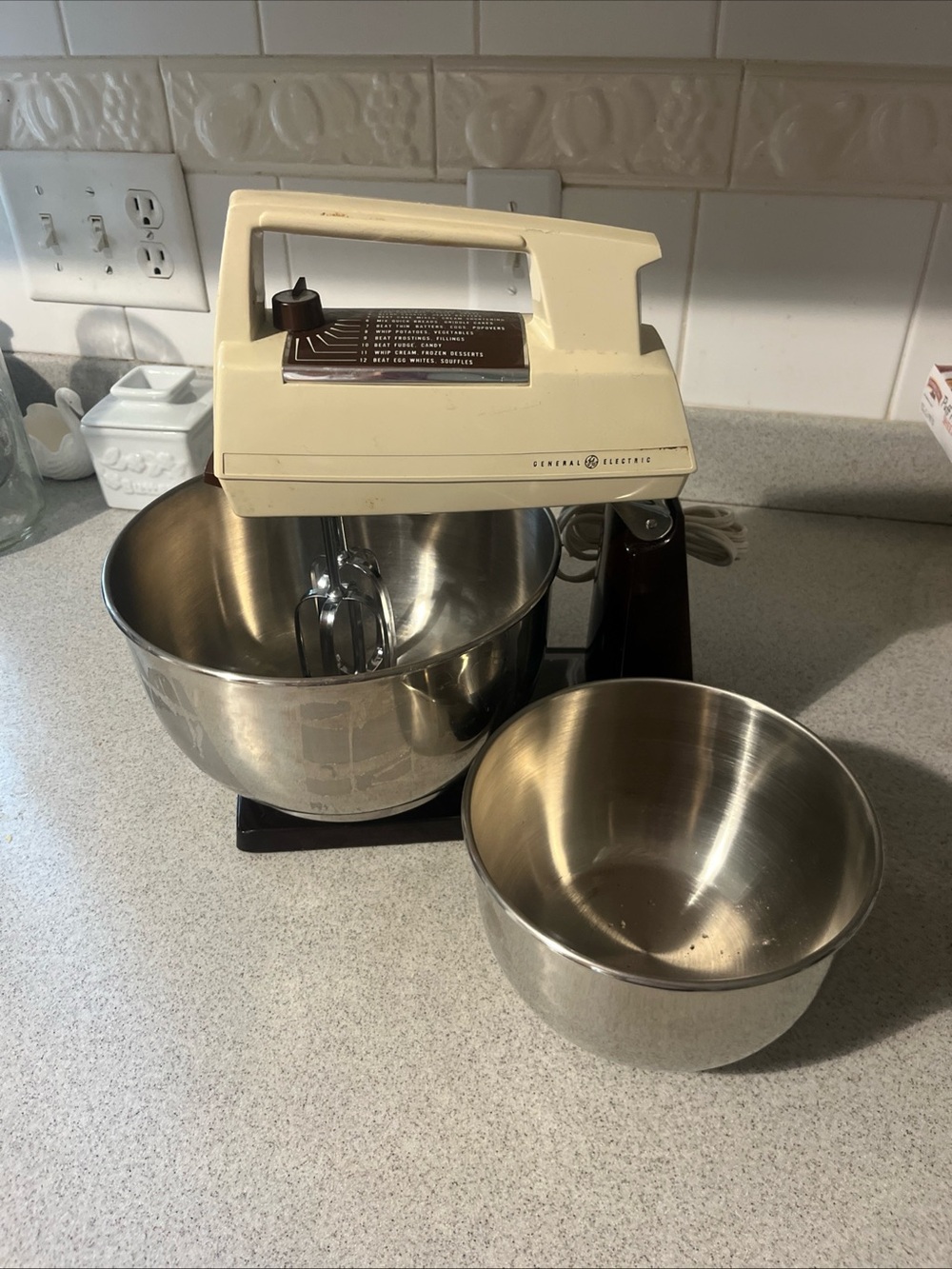 Vintage General Electric Stand Mixer 12 Settings Two Bowls D4m46